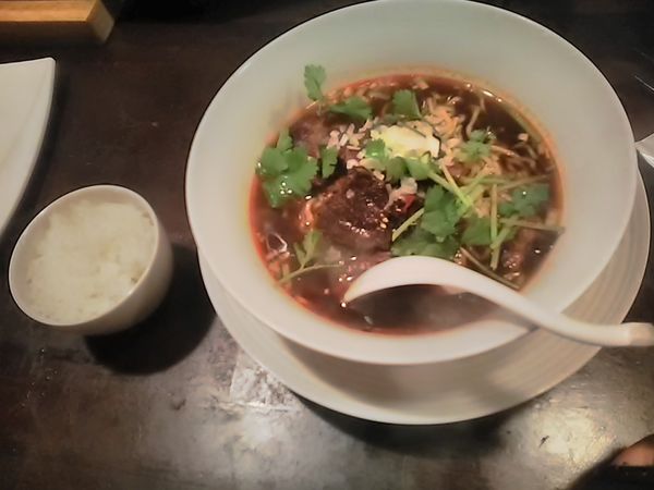 「台湾牛肉麺(880円)+一口ライス(50円)」@松戸香房の写真