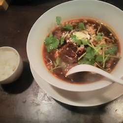 台湾牛肉麺(880円)+一口ライス(50円)