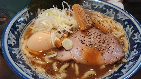 「普通盛り＋燻玉」@兎に角 松戸店の写真