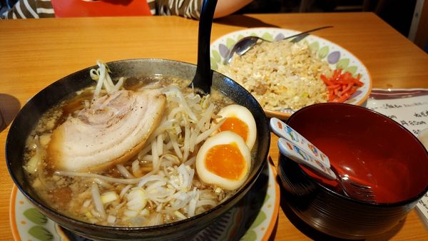 「醤油らーめん（中太麺）+半チャーハン（ガーリック）」@橋本食堂の写真