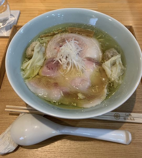 「わんたん入り塩らぁめん1580円」@飯田商店 湯河原本店の写真
