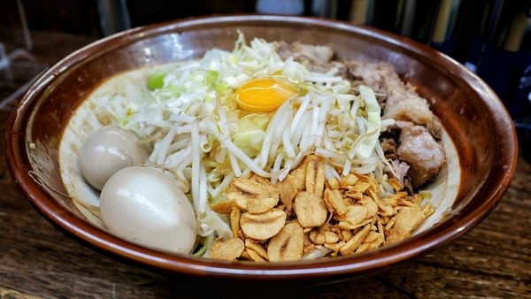 「ネギ炭火炙りチャーシューの極太平打ち混ぜ麺」@麺でる 南大沢店の写真