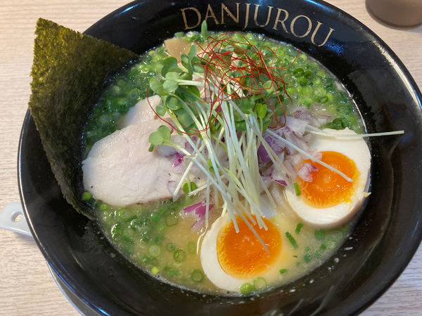 「白鶏　まる徳全部のせ」@ラーメン男寿狼の写真