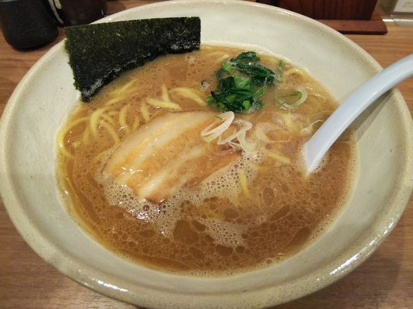 「豚骨醤油らーめん　（並）　※太麺」@豚蔵 せせらぎ通り店の写真