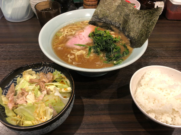 「らーめん中盛＋キャベチャ＋半ライス」@横浜らーめん 寿三家の写真
