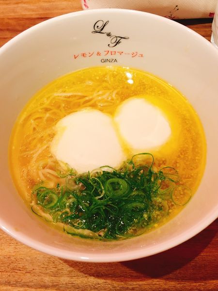 「らぁめんフロマージュﾊｰﾌ&ﾊｰﾌ」@らぁ麺 レモン＆フロマージュ GINZAの写真