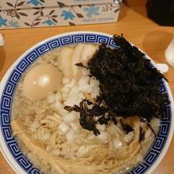 背脂中華、バラ海苔、味玉、玉ねぎ、ライス