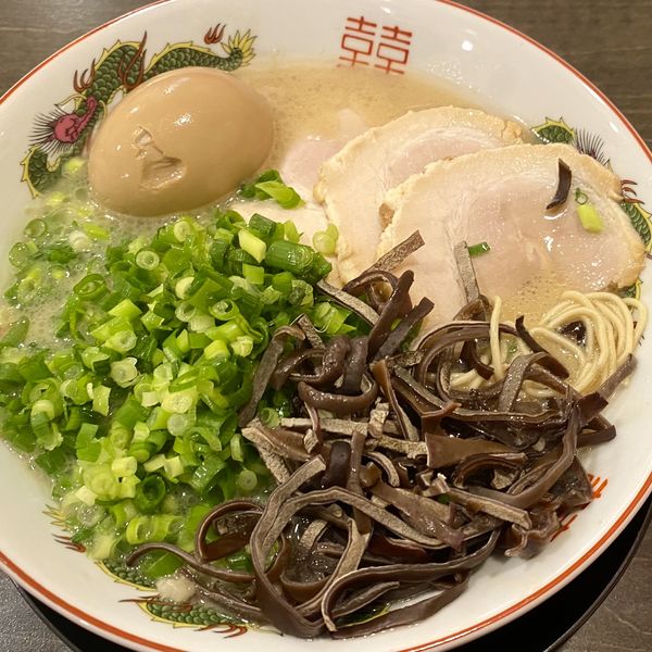 「得だるまらーめん（バリカタ，背脂）」@博多長浜ラーメン だるま一家 研究学園店の写真