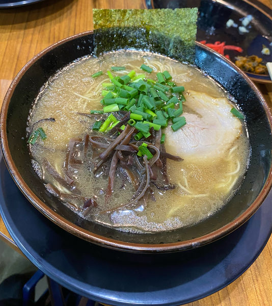 「ラーメン (茹で加減：普通で) ¥750」@博多長浜らーめん ぼたんの写真
