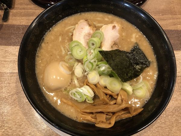 「豚骨醤油味玉ラーメン」@麺山 長苗代店の写真