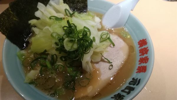 「ラーメン¥700+キャベツ¥110」@横浜家系 元町家の写真