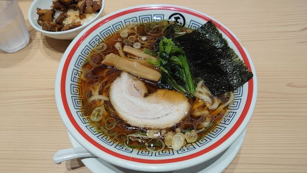 「手打式旨味醤油そば 780円 + 肉飯 300円」@らーめん玉 田町店の写真