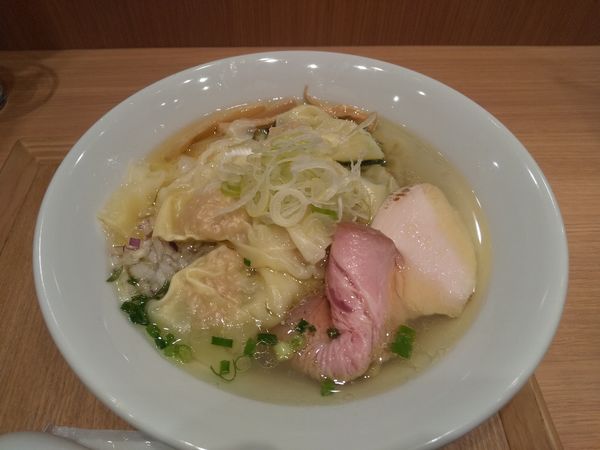 「【金町製麺】鬼北雉の中華そば塩1200円鶏ワンタン300円」@ラーメンWalkerキッチンの写真