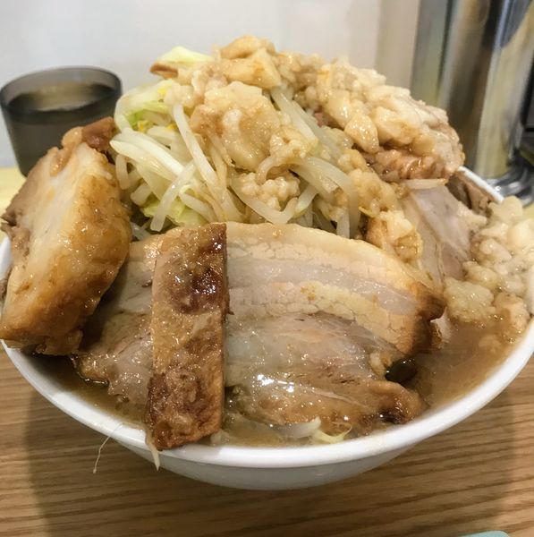 「ラーメン（中盛 豚2枚 全マシ）」@らーめん おうかの写真