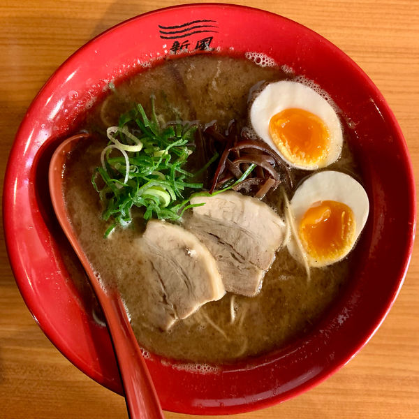 「黒とんこつとろとろ半熟玉子 (700円)」@博多新風 高宮本店の写真