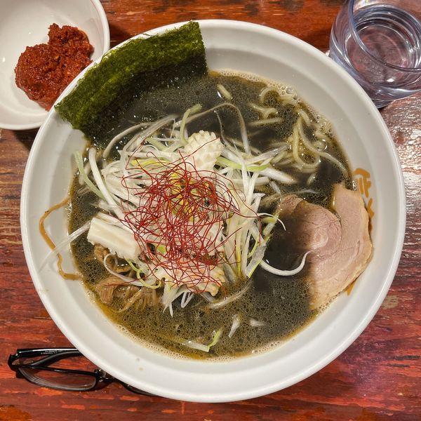 「イカ墨らーめん」@信楽茶屋 横浜鶴見本店の写真