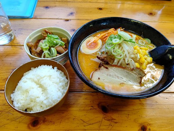 「ランチセット(みそラーメン＋ミニもつ煮＋ライス)850円」@ラーメン焼肉 笑吉の写真