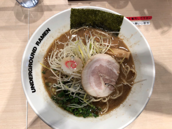 「ラーメン　濃厚」@UNDERGROUND RAMEN 頑者 コクーンシティさいたま新都心店の写真
