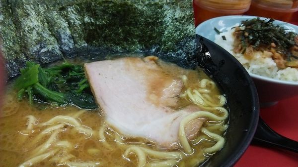 「ラーメン並 730円＋のり増し 90円＋ライス 150円」@ラーメン杉田家の写真