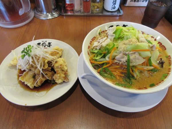 「野菜たっぷり熟成味噌ラーメン（１０３４円）＋唐揚げ」@ラーメン屋 壱番亭 つくば店の写真
