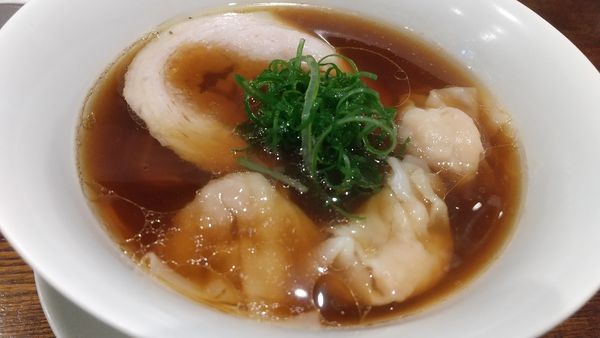 「醤油ラーメン＋エビワンタン3個」@創作麺工房 鳴龍の写真