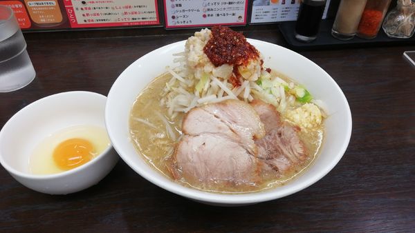「醤油ラーメン(中)¥750ヤサイ増しニンニク脂辛め生卵¥50」@ラーメンいつきの写真