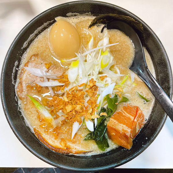 「司らーめん（こってり）＋半ライス（ランチサービス）」@らーめん 司の写真