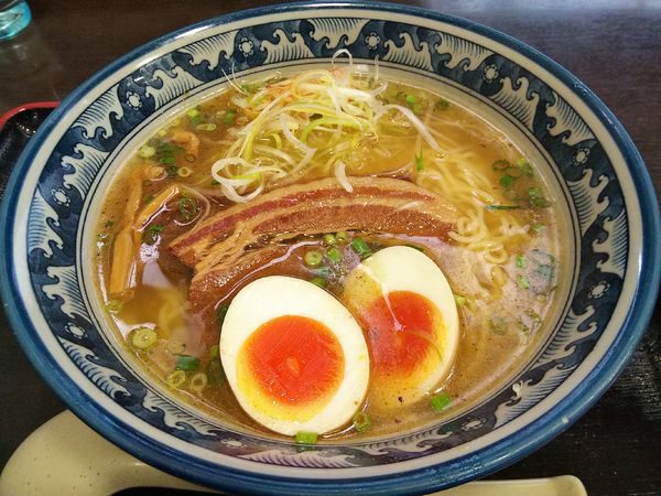 「ねぎ豚らーめん　しお　普通盛」@紺のれん 下呂萩原店の写真