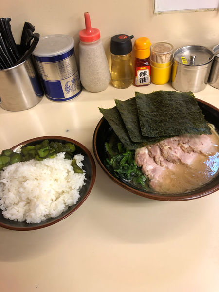 「チャーシュー麺並硬め濃いめ、無料ライス」@らーめん武蔵家 千葉本店の写真