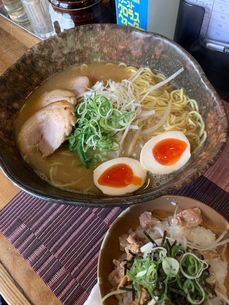 「鶏白湯らーめん 800円　チャーシュー飯（ランチ）100円」@我羅奢の写真