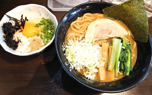 「魚介とんこつ醤油860（大盛同額）　活龍式卵かけご飯160」@つけめん・らーめん活龍 境店の写真