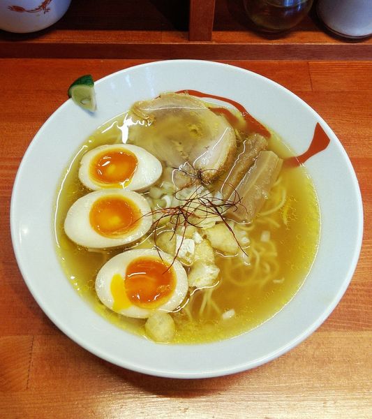 「(限定) 日高昆布とさんま節の塩ラーメン 800円＋味玉クーポン」@らーめん・油そば 笑びすの写真