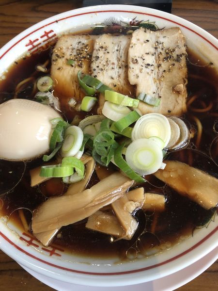 「中華そば　煮卵トッピング」@黒い中華そば 伊とうの写真