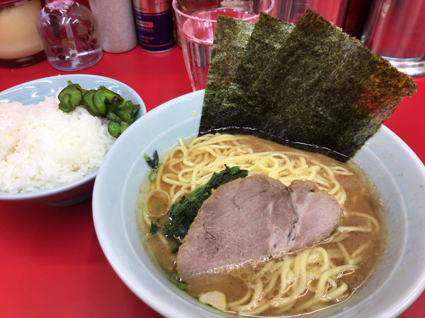 「らーめん並(硬め濃いめ多め) 650円+無料ライス」@横浜ラーメン 武蔵家 大宮店の写真