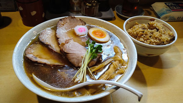 「チャーシューメン+大盛り+いりこ飯+瓶ビール」@三代目しゅうの写真
