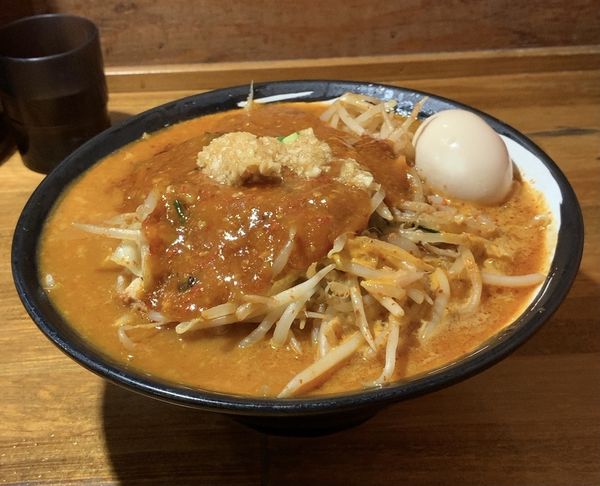 「味玉どて辛めん 野菜増し バラ肉倍増」@どてちん 習志野店の写真