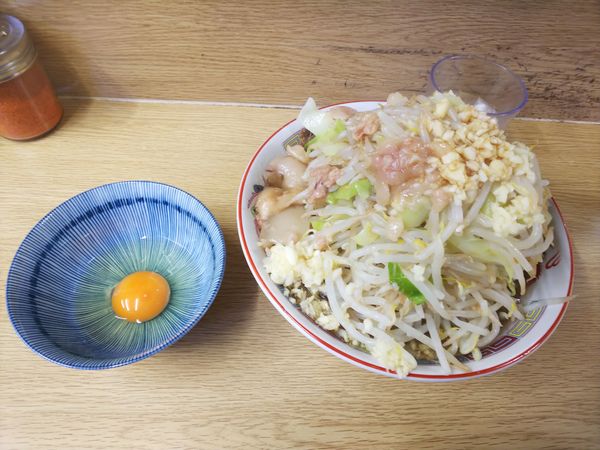 「小豚ラーメン 麺少なめ・生卵」@ラーメン二郎 栃木街道店の写真