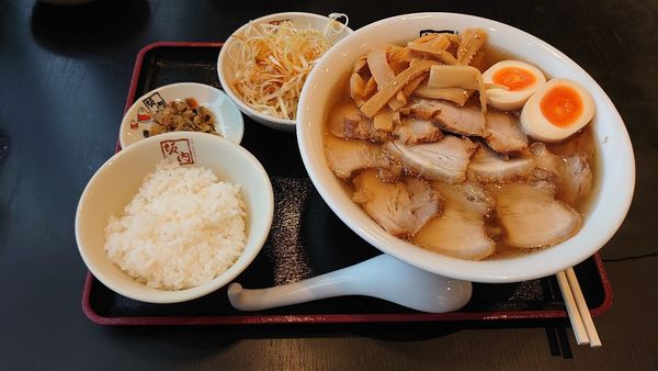 「ねぎ焼豚ラーメン(大盛り、カタメ)、味玉、メンマ皿、サービスライ」@喜多方ラーメン坂内 新利根店の写真