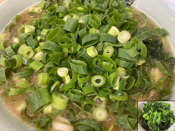 「ラーメン（中）＋青ネギ＋ほうれん草」@横濱ラーメン あさが家 本店の写真