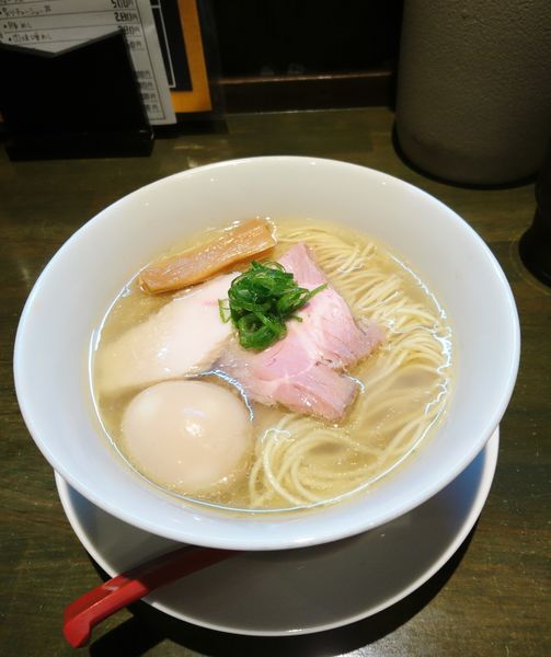 「味玉ラーメン塩 大盛 細麺」@麺屋 食べいろの写真