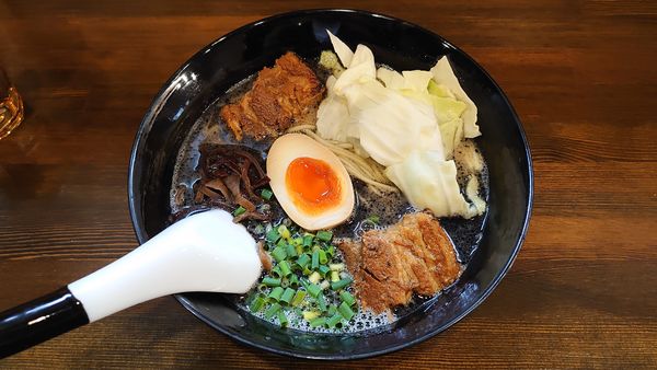 「黒 特製角煮 980円 + 替玉 150円」@TONKOTSU MANIの写真