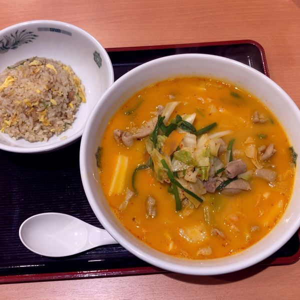 「【期間限定】モツ野菜ラーメン＋半チャーハン（890円）」@日高屋 聖蹟桜ヶ丘東口店の写真