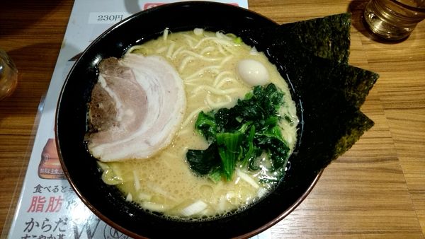 「家系ラーメン（並）550円」@横浜家系ラーメン 横浜道 新宿西口店の写真