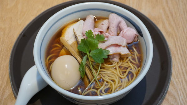 「中華そば特製」@麺と酒 アクビの写真