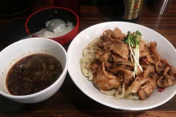 「肉盛りつけ麺並　830円＋無料の肉ちょい増し」@魁 肉盛りつけ麺 六代目けいすけの写真