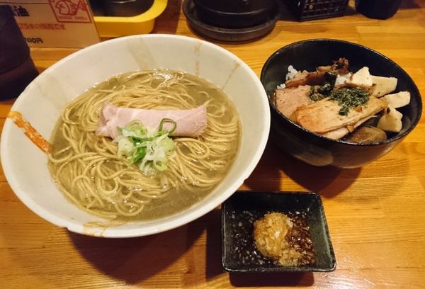 「剣先烏賊と背黒の煮干しかけそば ～細麺～肉丼」@麺屋 ひな多の写真