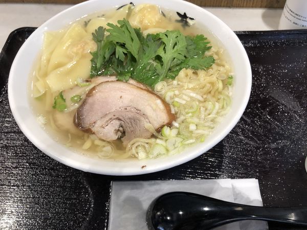 「海老ワンタン入り塩ラーメン」@塩ら～麺 本丸亭 三井アウトレットパーク 横浜ベイサイド店の写真