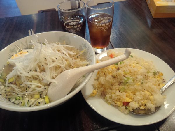 「塩ラーメン・五目チャーハンセット８２５円　ドリンク付き」@台湾料理 萬福の写真