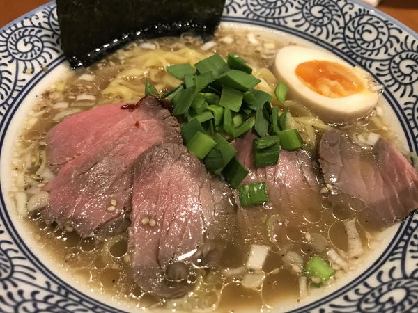 「ローストビーフ牛骨らーめん 950円 (税抜)」@俵屋じゅう兵衛 ららぽーとTOKYO-BAY店の写真