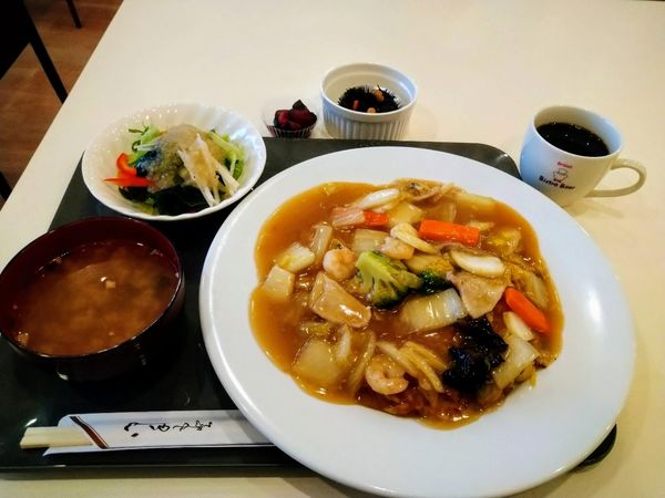 「あんかけ焼きそば　大盛無料　サラダ味噌汁小鉢付き」@ランチ亭の写真